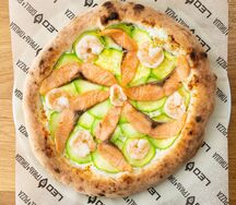 Пицца с креветками, лососем и цукини