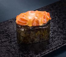 Гункан с лососем