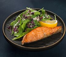 Теплый салат с лососем