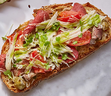 Брускетта с вырезкой и теплыми томатами