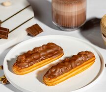 Эклер арахис-карамель