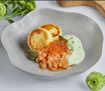 Сырники с лососем, красной икрой и зеленой сметаной
