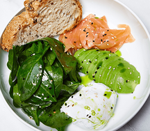 Яйцо пашот со слабосоленым лососем, свежим шпинатом и авокадо