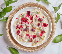 Вареники с вишней, английским соусом и вишней конфи