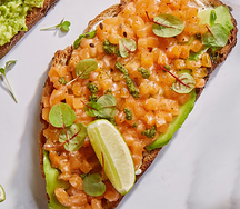 Брускетта с лососем, авокадо и соусом песто