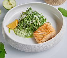 Стейк лосося со шпинатом и зеленым яблоком