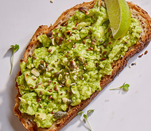 Брускетта с авокадо и лаймом