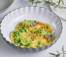 Равиоли с лососем, красной икрой и кремом из зеленого горошка