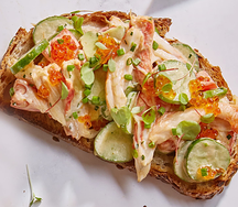 Брускетта с камчатским крабом, авокадо и спелыми томатами