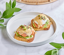 Яйцо пашот/скрэмбл на бриоши с лососем и кремом из томатов