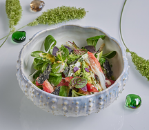 Салат с крабом и соусом манго