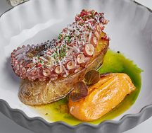 Осьминог с печеным картофелем и пармезаном