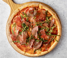 Пицца с пармой и руколой