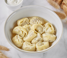 Пельмени домашние из говядины со сметаной