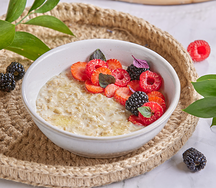 Каша овсяная с ягодами