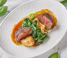 Миньон со шпинатом, грибами и мини картофелем