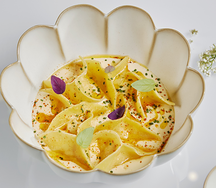 Турецкие манты с крабом, креветкой и сметанным сабайоном