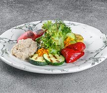 Салат с печеными овощами, киноа и трюфельной заправкой