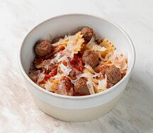 Бантики с митболами и томатным соусом