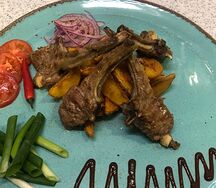 Каре ягнёнка с жареными овощами