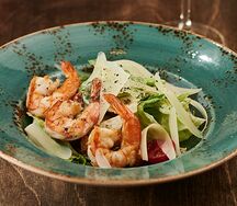 Салат Цезарь с креветками