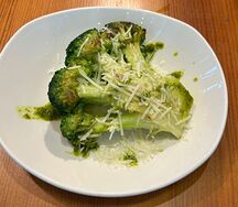 Брокколи на гриле с пармезаном 