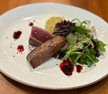 Стейк из тунца с микс-салатом