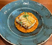 Спинка трески с ризотто в соусе биск 