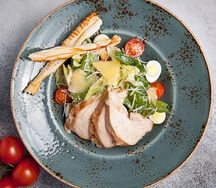 Салат Цезарь с курицей