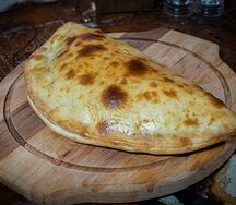 Кальцоне с лососем и шпинатом