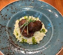 Телячьи щечки с орзо и трюфельным маслом