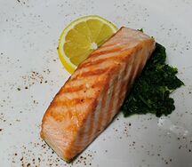 Стейк из лосося со шпинатом