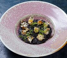 Ризотто с чернилами каракатицы и гребешком