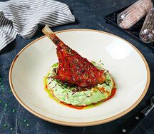 Голень ягненка с пюре и шпинатом