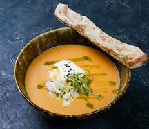 Кукурузный суп с крабом и страчателлой