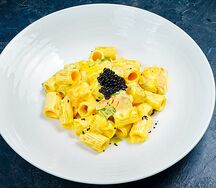 Ригатони с лососем и шафраном