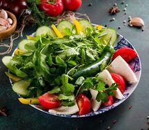 Овощная нарезка с зеленью и сыром чанах