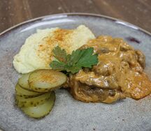 Бефстроганов из говядины с картофельным пюре