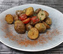 Обжаренный мини-картофель с чесноком