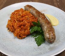 Колбаска cвинo-говяжья с тушеной капустой