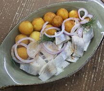 Селёдка с обжаренным мини-картофелем и луком