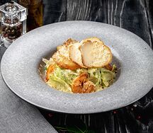 Салат Цезарь с креветками