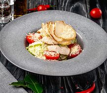 Салат Цезарь с курицей
