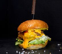 Бургер с копченой cвинoй грудкой