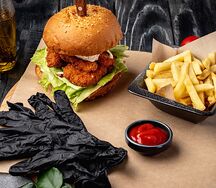 Чикен бургер с картофелем фри