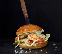 Бургер с креветками и Том ям