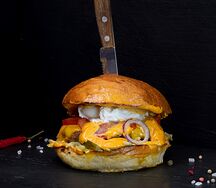 Бургер с яйцом пашот и говяжьей котлетой