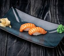 Суши с лососем