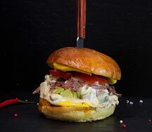 Бургер с рваной свининой и грибным соусом