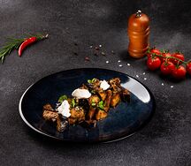 Хрустящие баклажаны в пикантном соусе с сыром рикота и помидорками черри